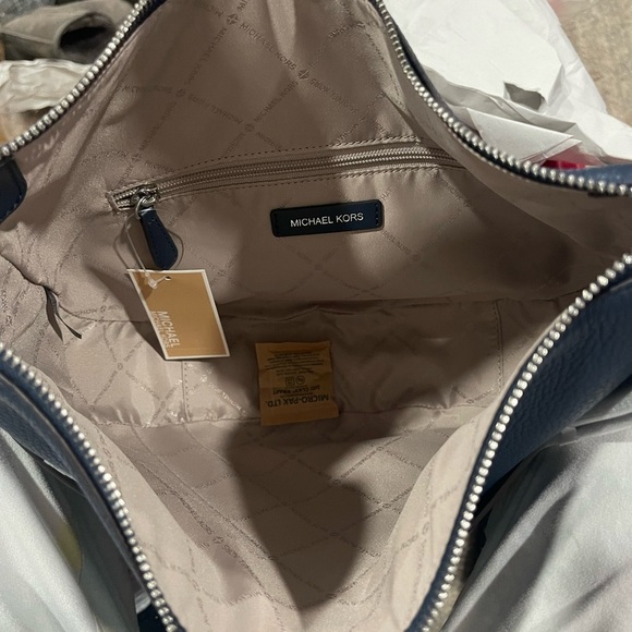 Navy blue NWT MICHAEL KORS PURSE🎁🎁🎁🎁medium to large size, super roomy and cute. - Picture 3 of 9